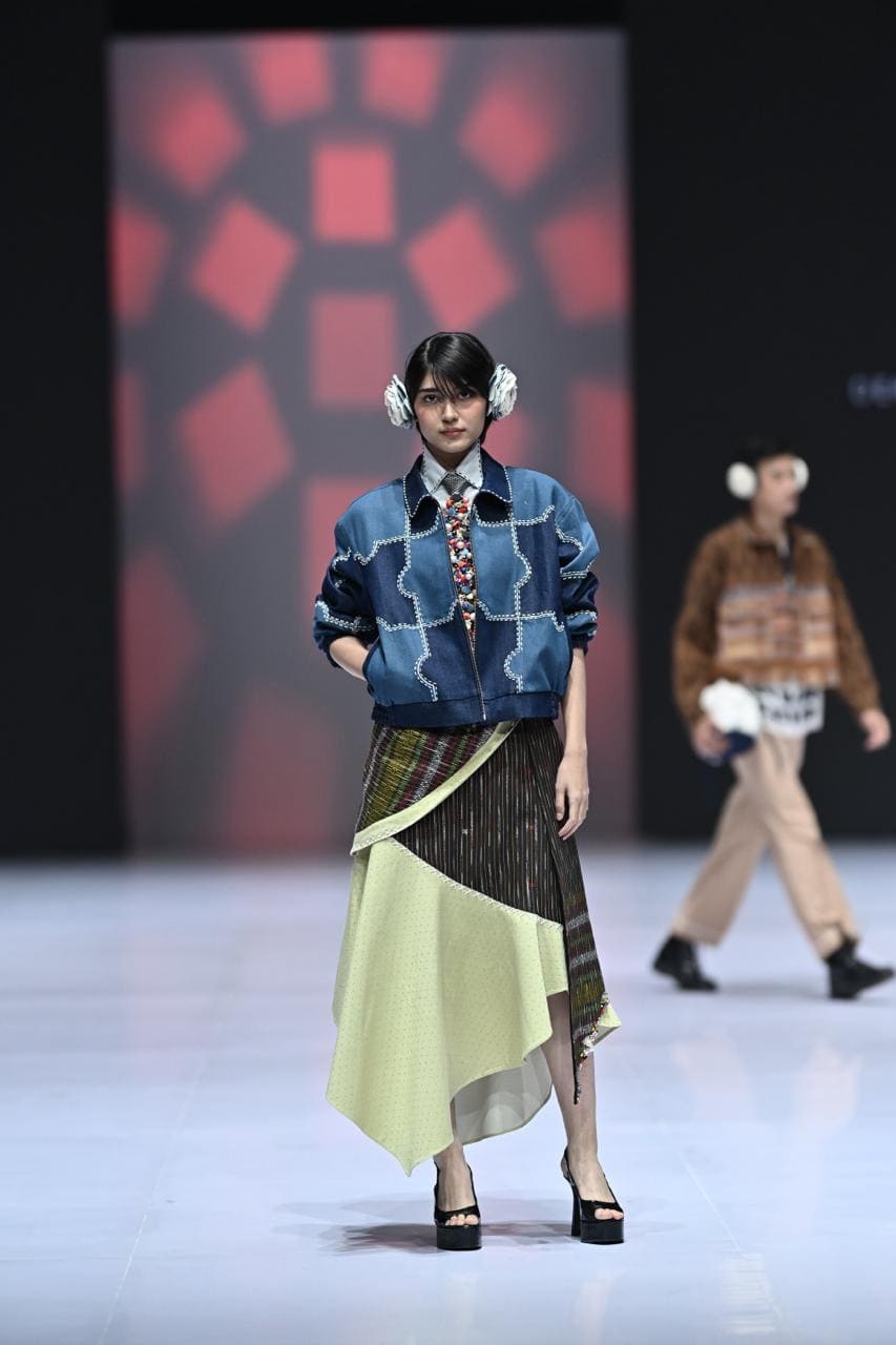 Denim Daur Ulang Bertemu Tenun Tradisional di Panggung Fashion Week