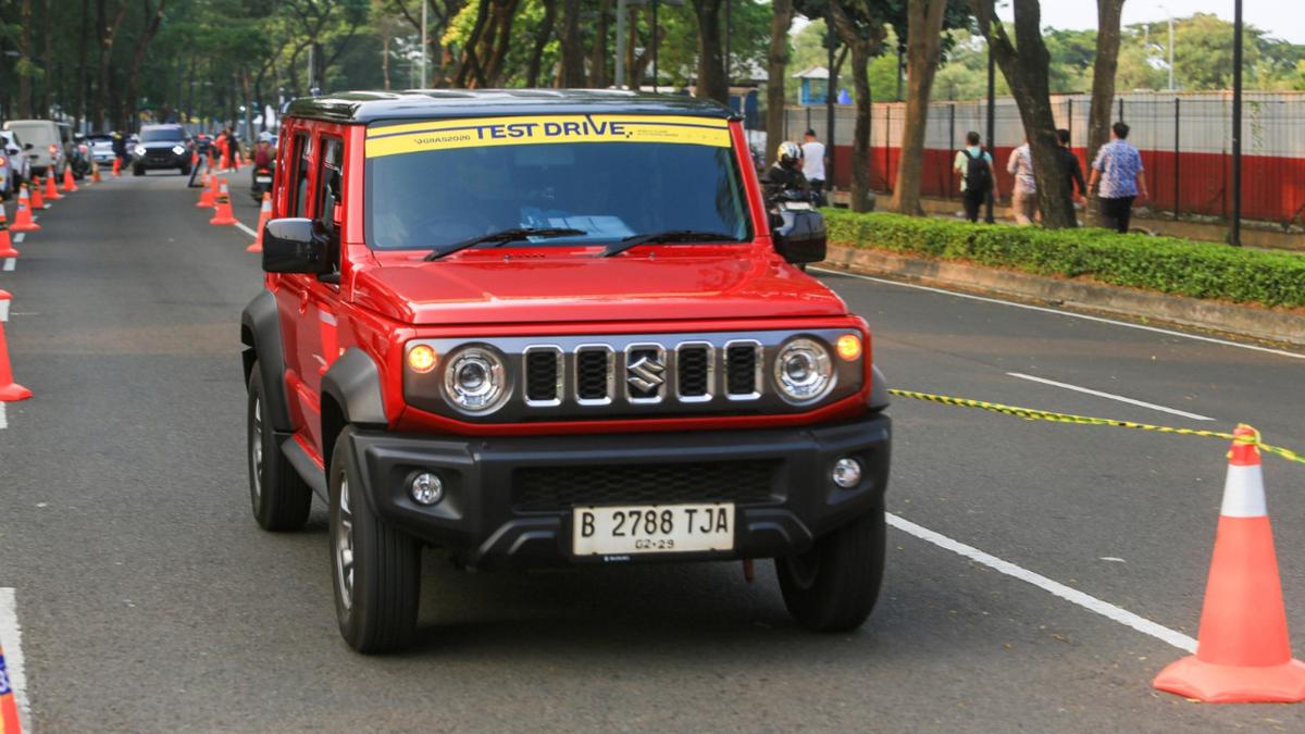 Suzuki Jimny 5-Door: SUV Tangguh yang Ramah Pengemudi Perempuan