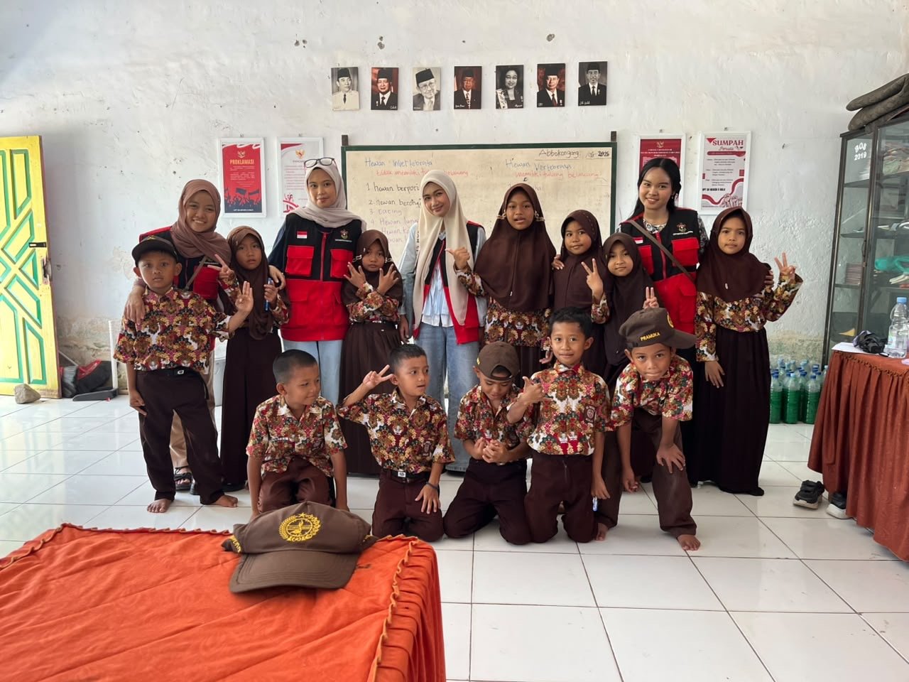 Mahasiswa Universitas Bawa Pembelajaran Bahasa Inggris Interaktif ke Sekolah Dasar