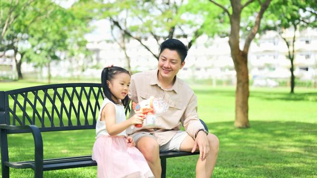 Ayah di Rumah tapi Anak Merasa Sendiri: 5 Tanda Absensi Emosional