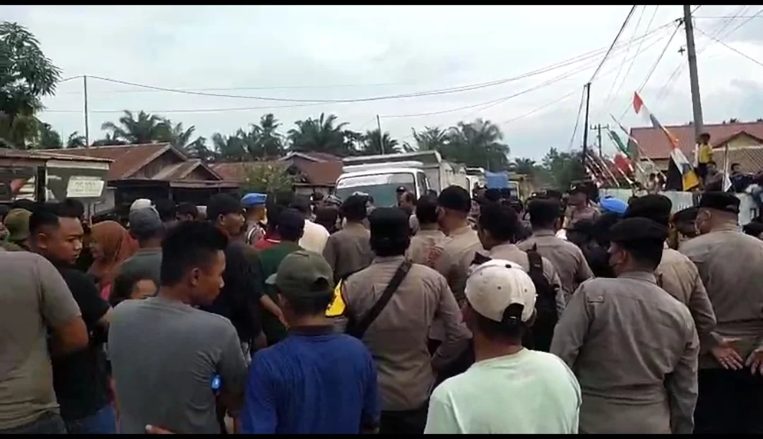 Warga Ambil Alih Perbaikan Jalan Desa Lewat Gotong Royong