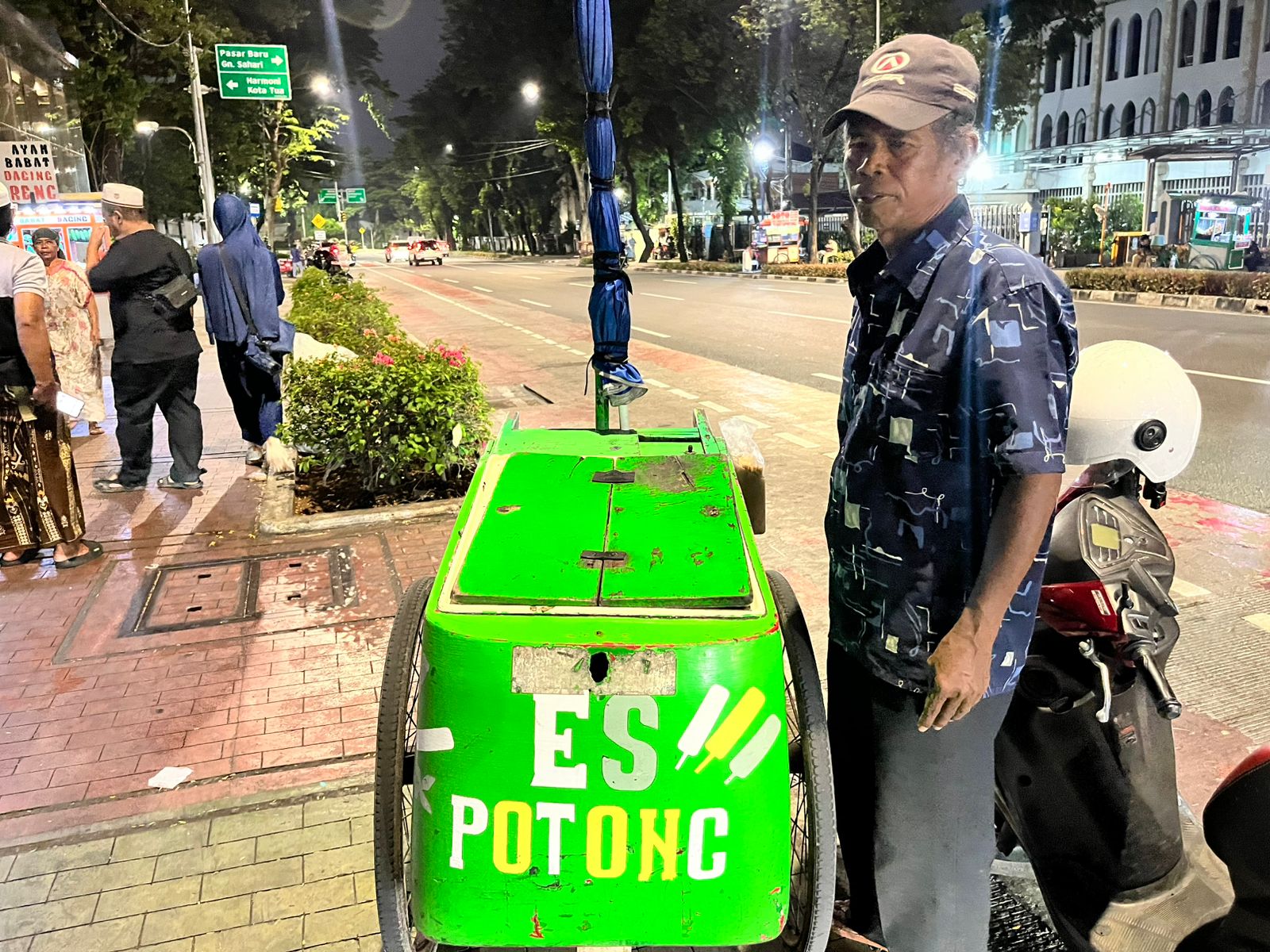 Es Potong Jadul: Sepeda Tua, Pelanggan Setia