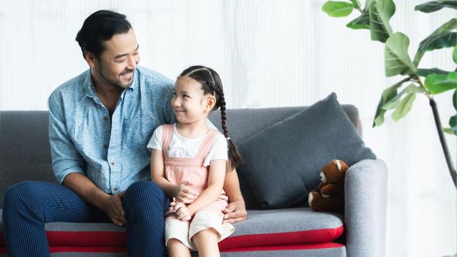 Ayah di Rumah tapi Anak Merasa Sendiri: 5 Tanda Absensi Emosional