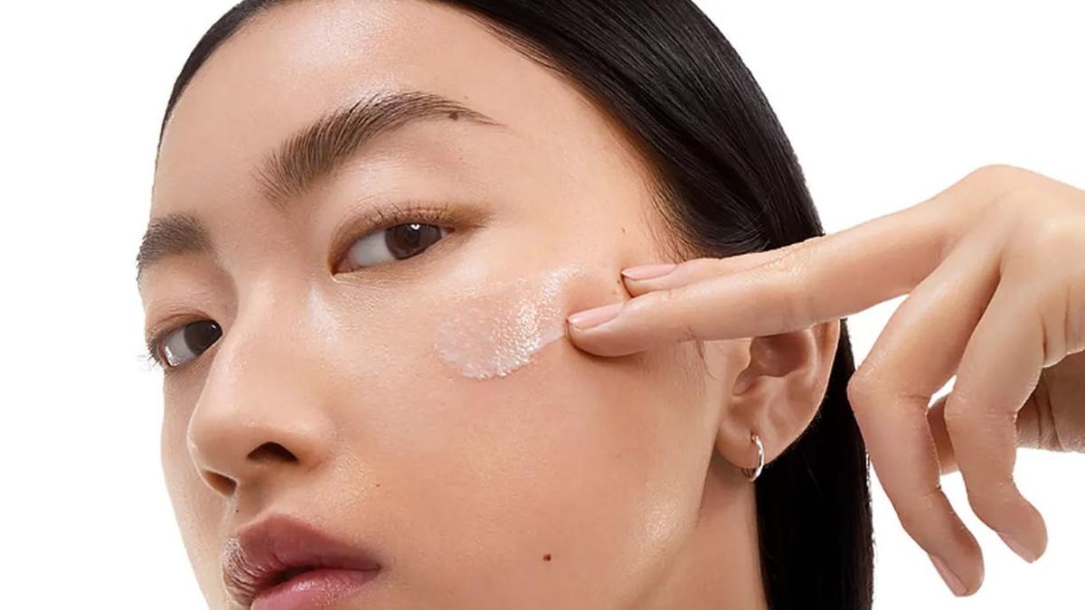 Rutinitas Skincare Outdoor: Perisai Wajib untuk Kulit di Bawah Terik