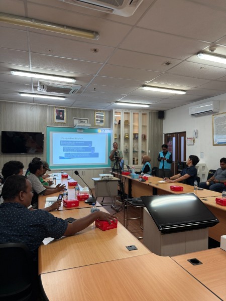 Pelatihan Budidaya Ikan Nila Bioflok untuk Kemandirian Ekonomi Warga