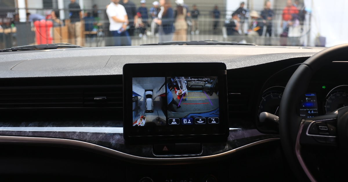 Layar Infotainment Suzuki XL7 New Alpha Hybrid: Kamera 360 dan Monitor BBM yang Bernilai