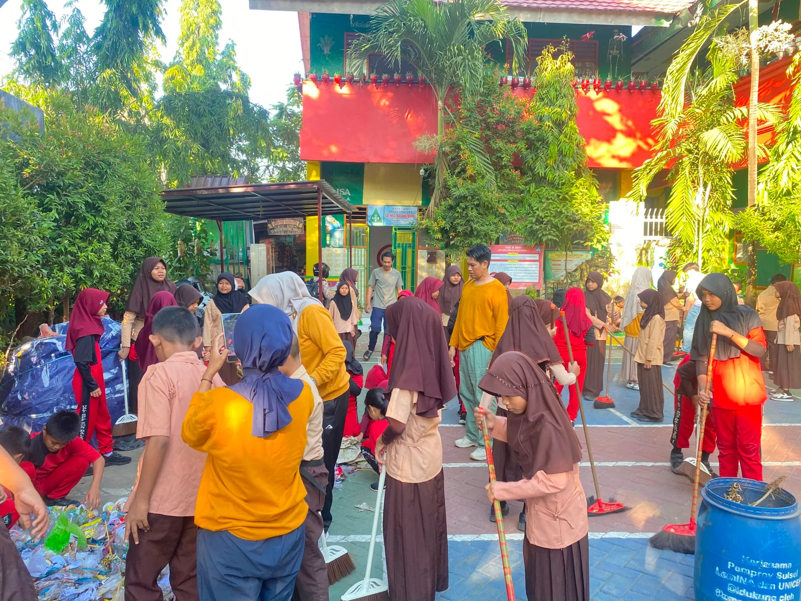 Program Sekolah Bersih dan Gotong Royong: Membangun Karakter Peduli Lingkungan Sejak Dini