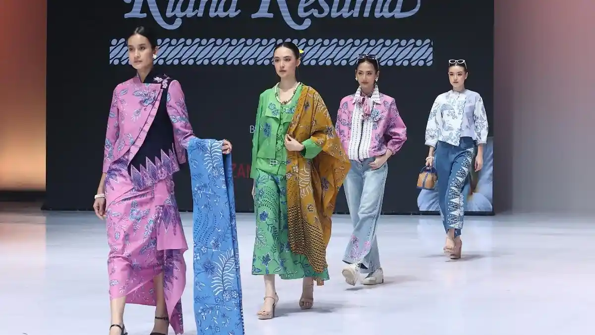 Batik dan Ulos Menguasai Penutupan Fashion Week: Warisan Tekstil Naik Kelas Global