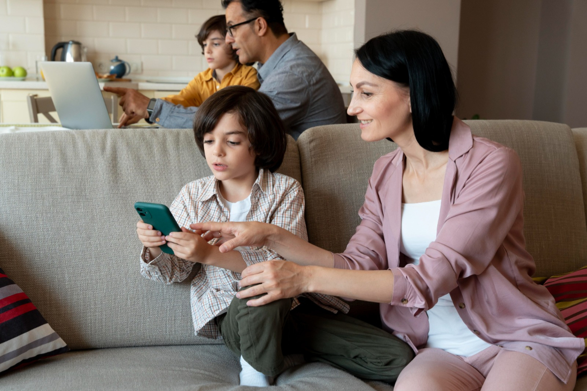 Membangun Kepercayaan, Bukan Pengawasan Buta, untuk Keamanan Digital Anak