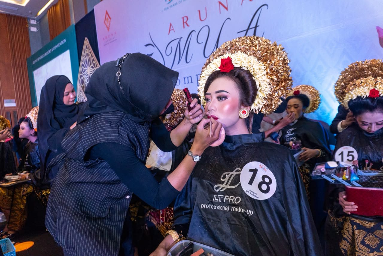48 Makeup Artist Berkompetisi di Aruna Makeup Artist Competition