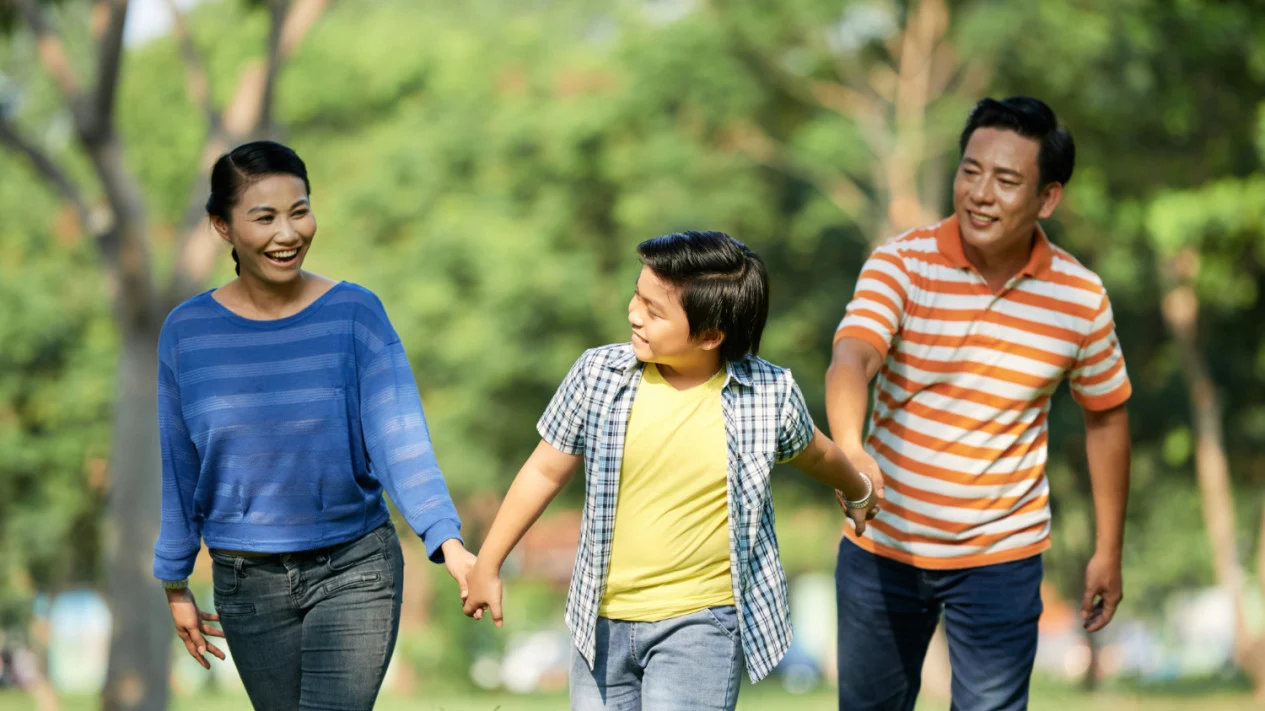 Orang Tua Terlalu Protektif Bisa Merusak Hubungan Saat Anak Dewasa