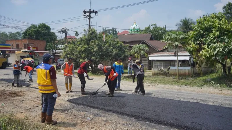 Belasan Tahun Menunggu: Pola Lambatnya Pengaspalan Jalan Strategis di Daerah