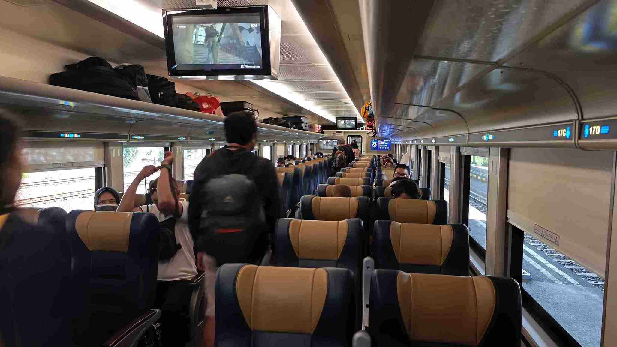 178 Juta Perjalanan Commuter Line: Potret Pekerja dan Keluarga yang Bertaruh pada Rel