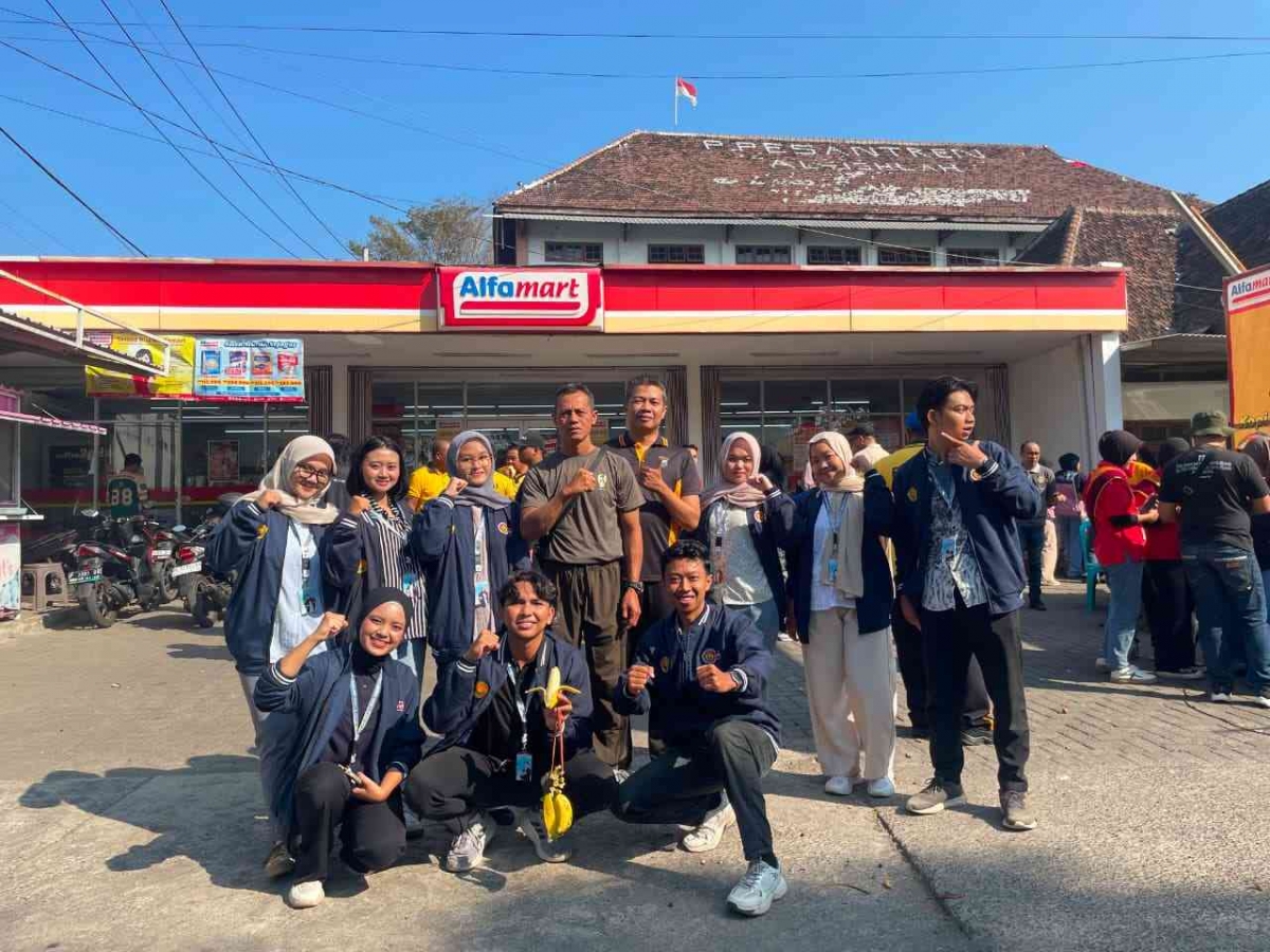 Senam Anti Hipertensi: KKN Mahasiswa Mengubah Posyandu Lansia Jadi Pusat Olahraga Komunitas