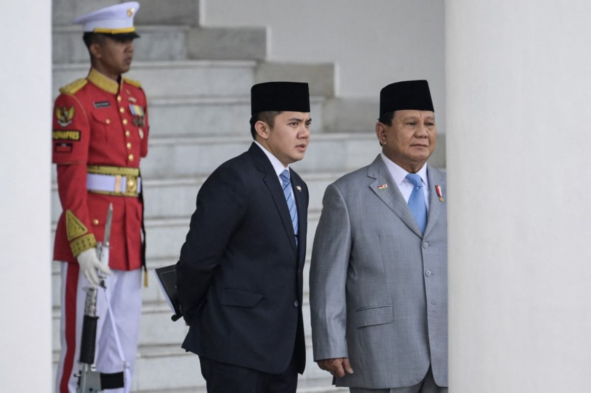 Seskab Teddy Indra Wijaya di Puncak Daftar Menteri Berkinerja
