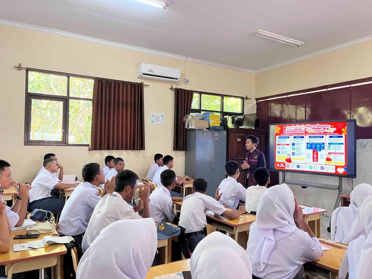 Dari Skeptis ke Cyborg-Cultural Guardian: Transformasi Guru Mengajar AI di Kelas
