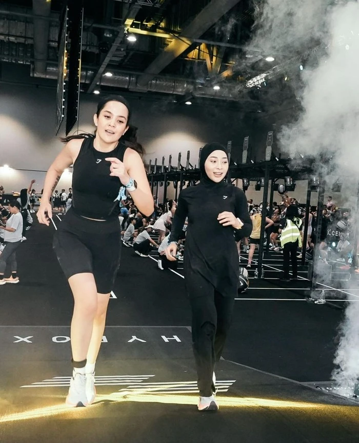 Gaya Hijab Sporty untuk Petualangan Outdoor ala Selebriti