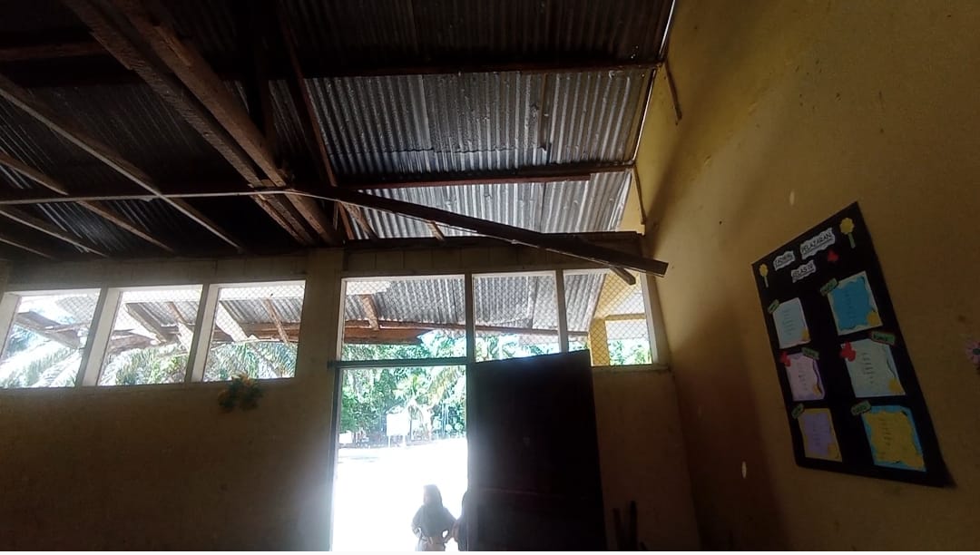Ruang Kelas Rusak Paksa Siswa Belajar di Masjid