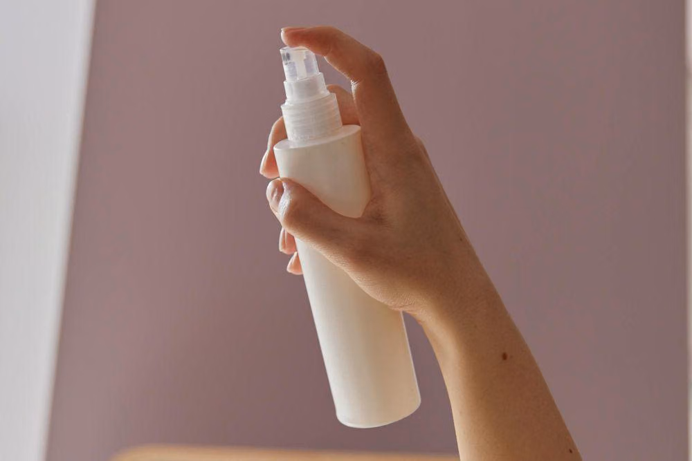 Sunscreen Stick vs Spray: Format Paling Praktis Saat Traveling