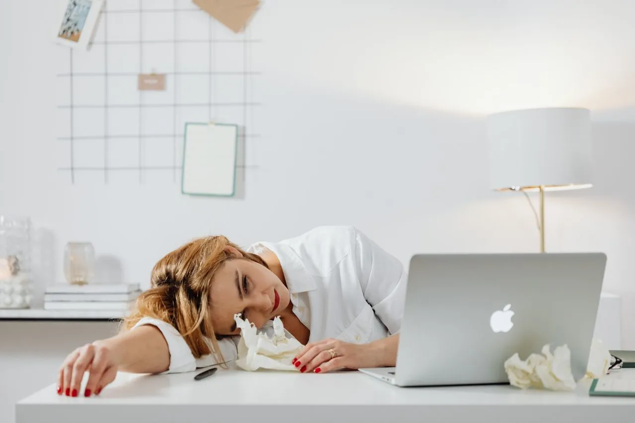 Parenting Fatigue pada Ibu Bekerja: Bedakan dari Burnout dan Pulihkan Diri