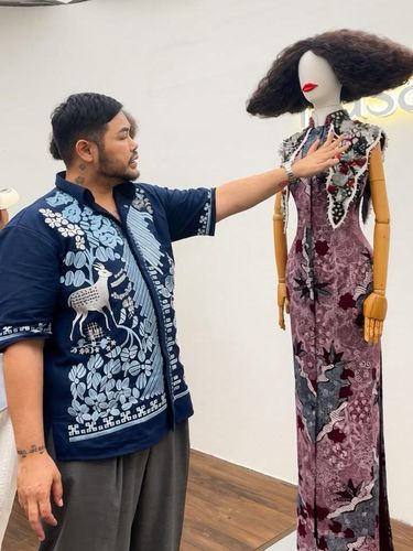 Dari Motif Tradisional ke Runway: Batik Madura Avant-Garde ala Ivan Gunawan