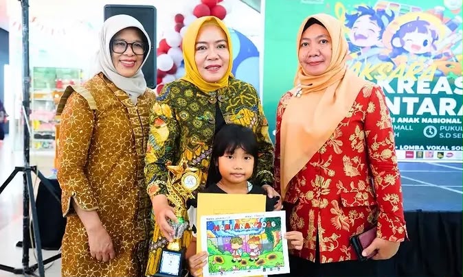 Memecahkan Rekor Melukis Bersama di Hari Anak Nasional