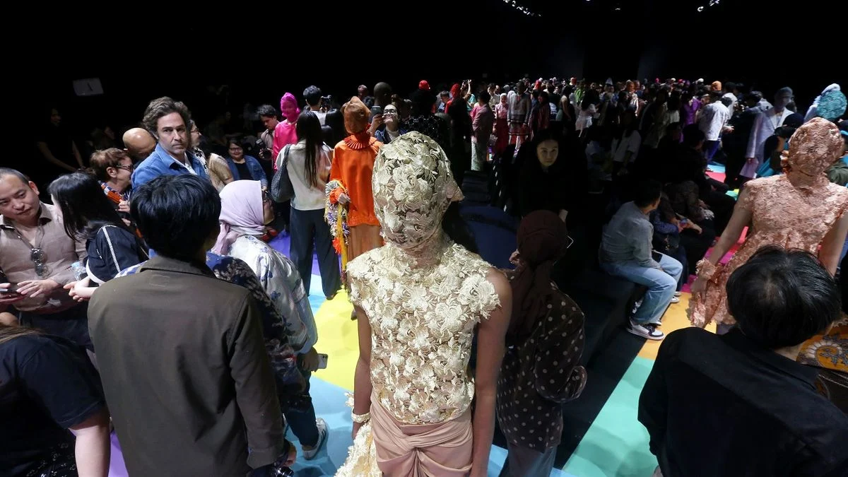 Kolaborasi Lakon dan Euneun: Batik Modern Menembus Panggung Asia