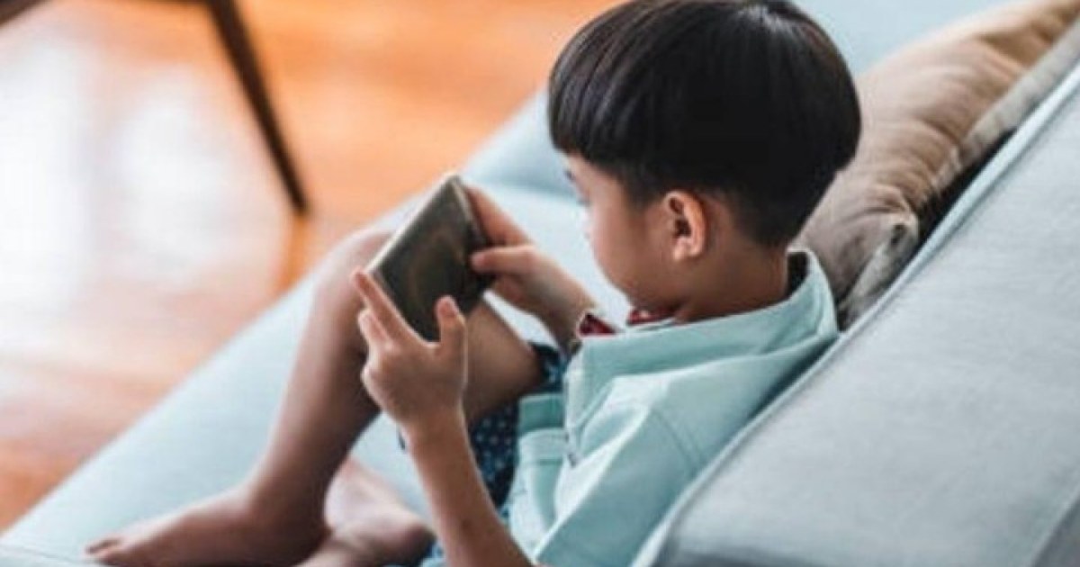 Ponsel Pintar 5–7 Jam Sehari: Alarm Depresi, Gangguan Tidur, dan Obesitas pada Anak