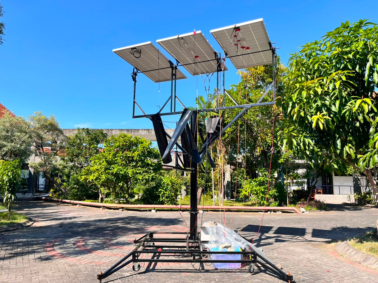 Pembangkit Listrik Hybrid Surya-Angin Berbasis AI untuk Swasembada Energi
