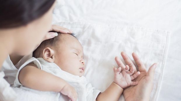 Posisi Tidur Bayi yang Aman: Telentang, Miring, dan Tummy Time