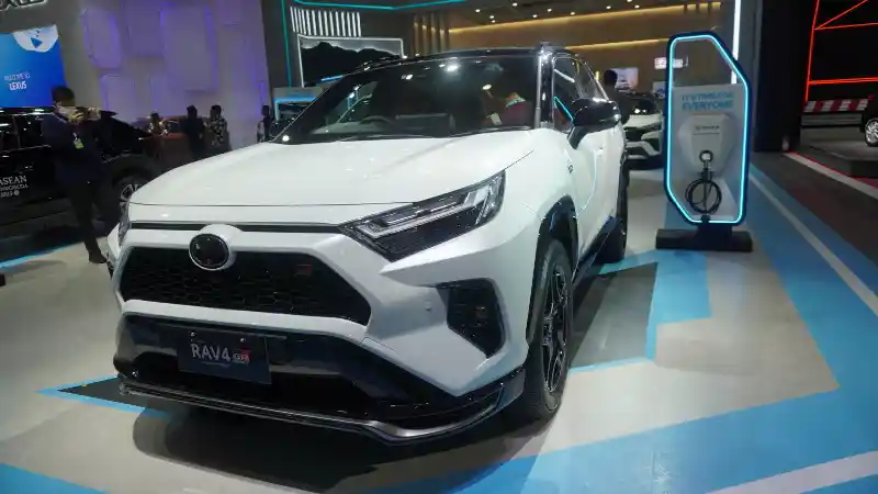 Mengapa Toyota Memilih Hybrid Ketimbang Mobil Listrik Murni