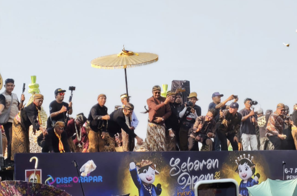 Tradisi Apem dan Festival Ayam Panggang: Kuliner yang Mengikat Komunitas