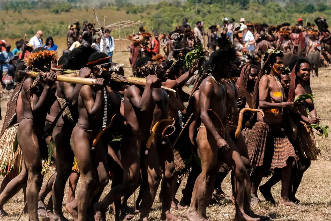 Festival Budaya Lembah Baliem: Panduan Wisatawan Menyaksikan Simulasi Perang Suku