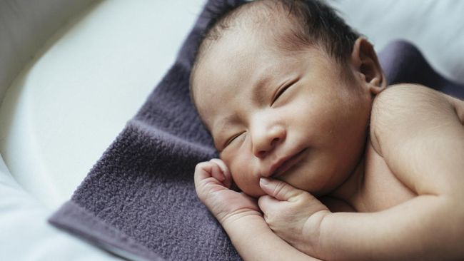 Posisi Tidur Bayi yang Aman: Telentang, Miring, dan Tummy Time