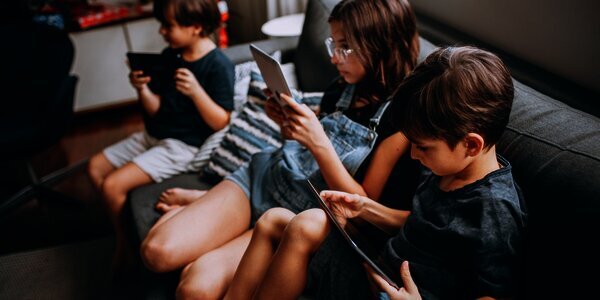 Anak Habiskan 5–7 Jam di Layar: Saatnya Disiplin Digital di Rumah