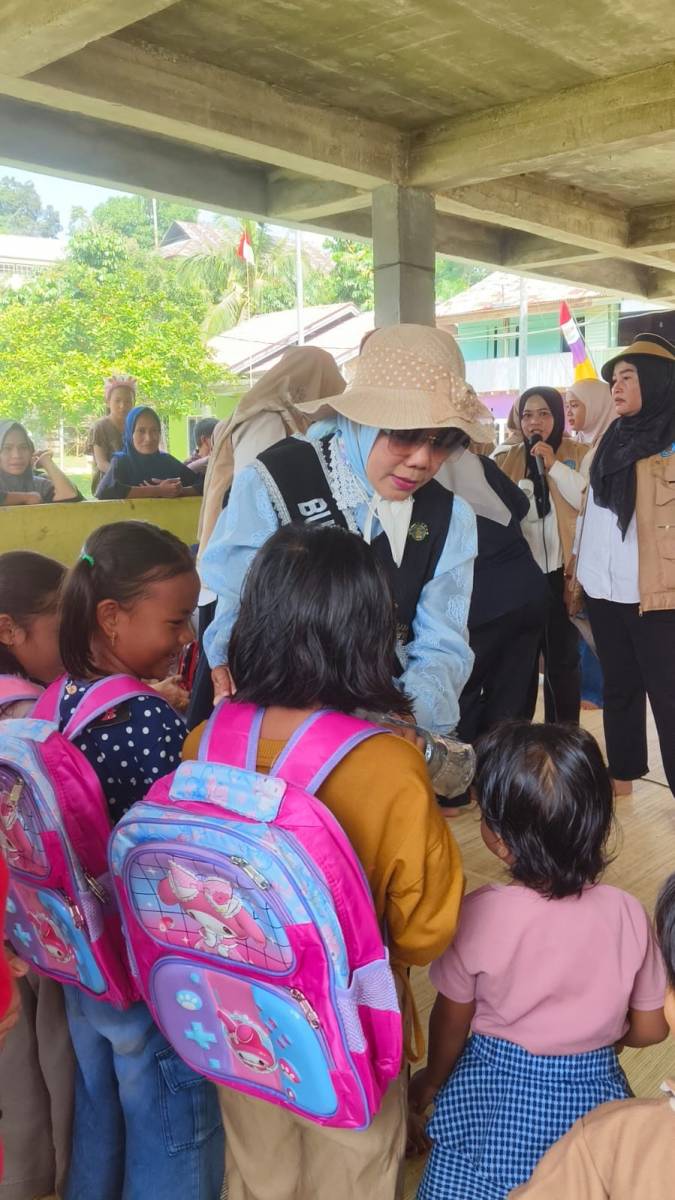 Perjalanan Bunda PAUD Menembus Sungai dan Hutan 3T
