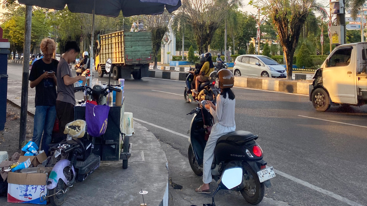 Bisnis Es Kopi Keliling Melejit di Musim Kemarau