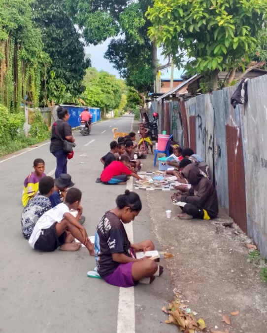 Gerakan Literasi Baca di Daerah Terpencil: Dari Lapak Gratis ke Mabuk Buku