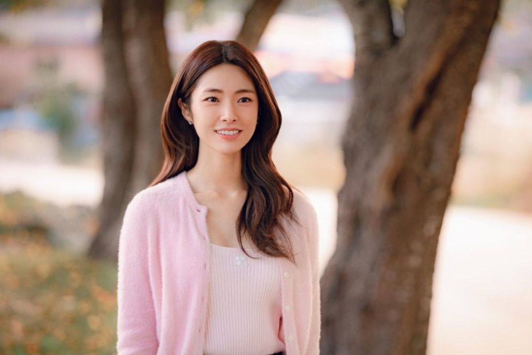 Dari Peran Pendukung ke Bintang Netflix: Profil Ha Young