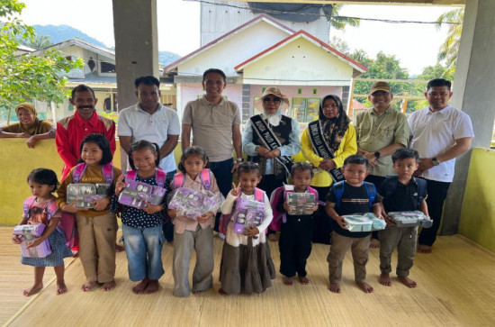 Perjalanan Bunda PAUD Menembus Sungai dan Hutan 3T