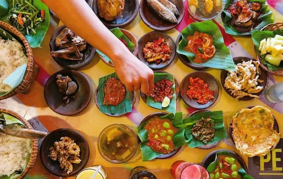 Pedagang Jamu dan Sate Legendaris: Generasi Muda Penjaga Warisan Rasa