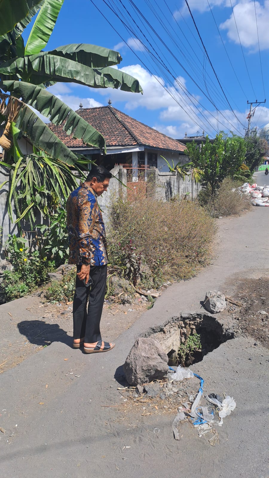 Bupati Turun Tangan Perbaiki Jalan Rusak: Respons Cepat atau Drama Sesaat?