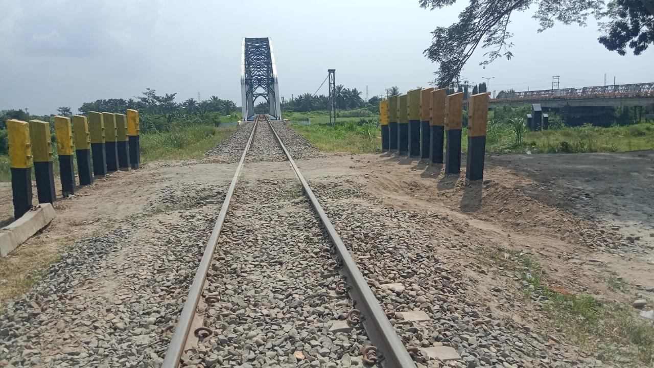 Perlintasan Kereta Api Tanpa Palang: Tutup atau Terus Makan Korban?