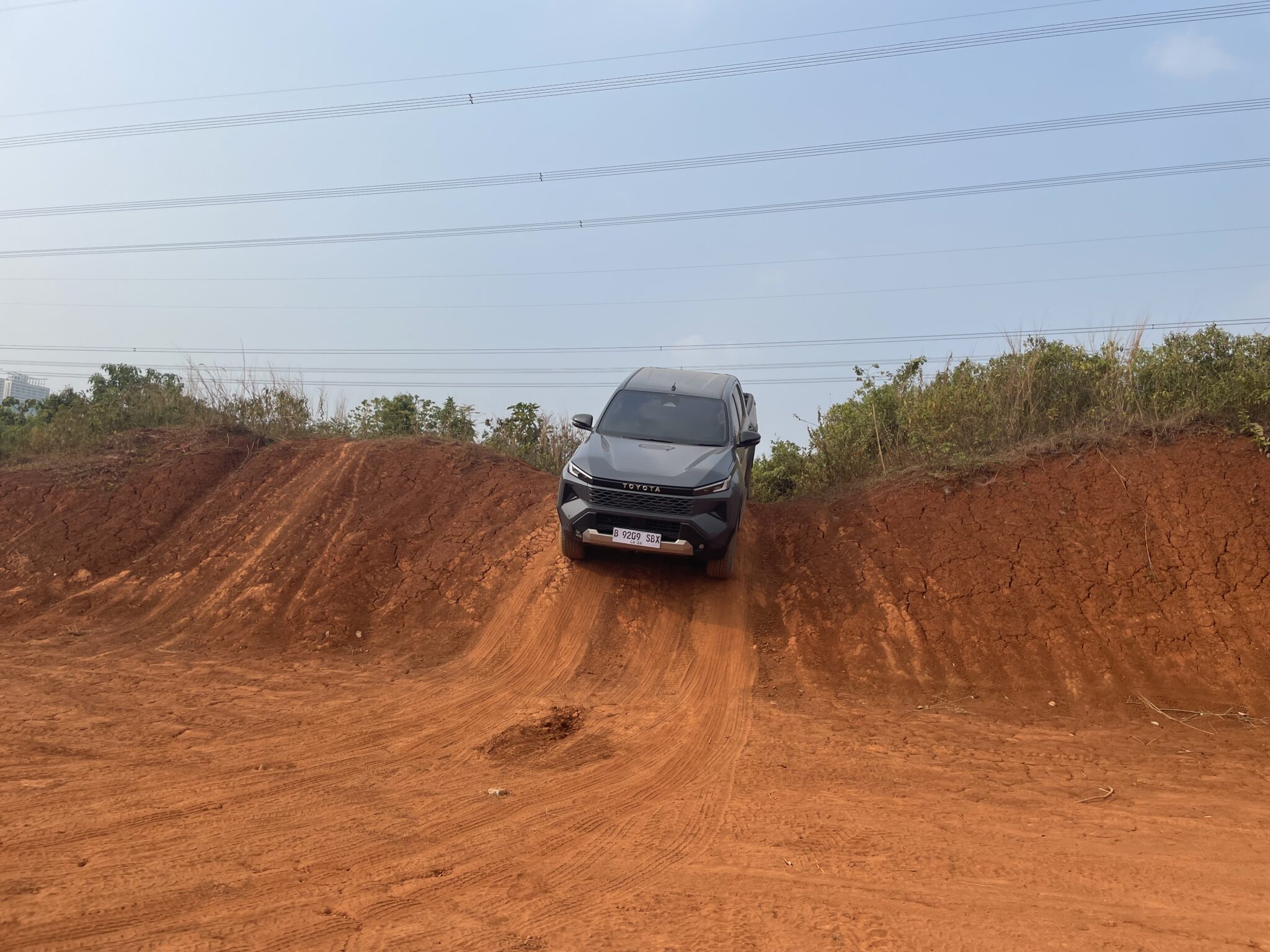 Review Toyota Hilux Generasi 9: Cyber Sumo untuk Kerja dan Gaya