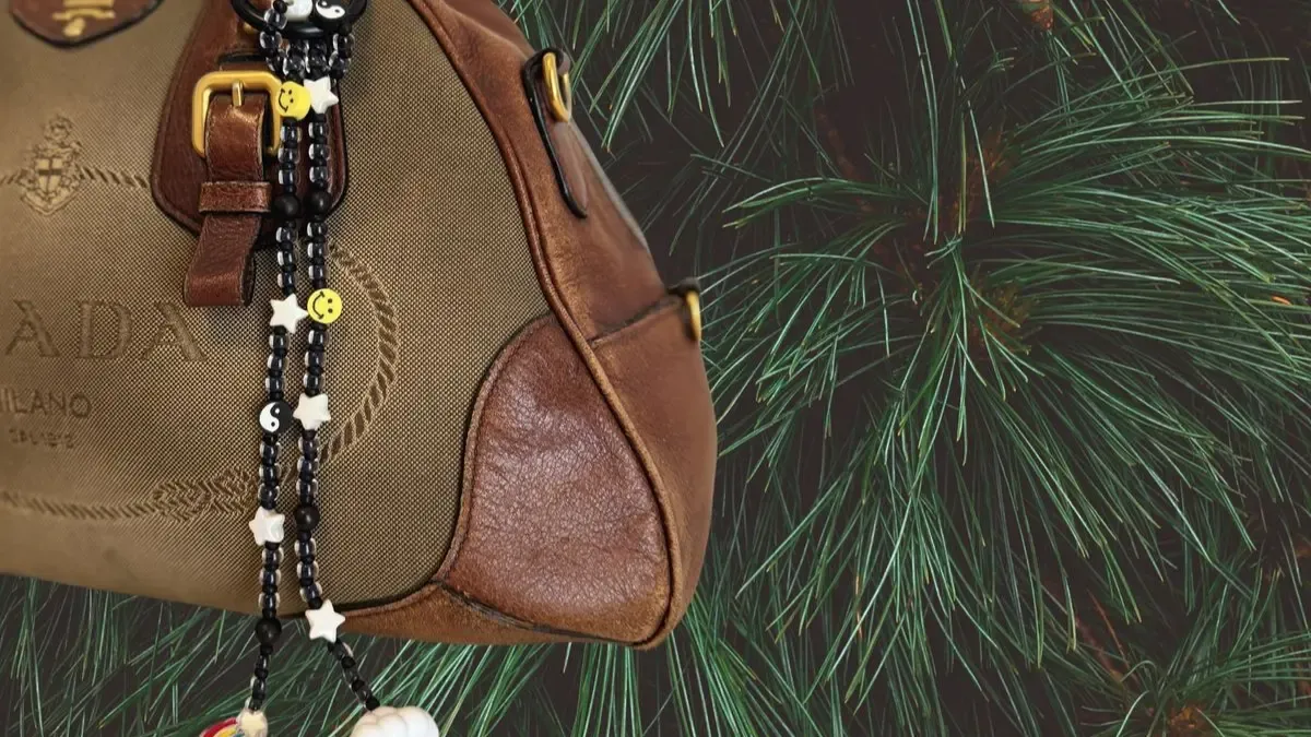 Bag Charm Bukan Sekadar Hiasan: Cermin Kepribadian di Tas Anak Muda