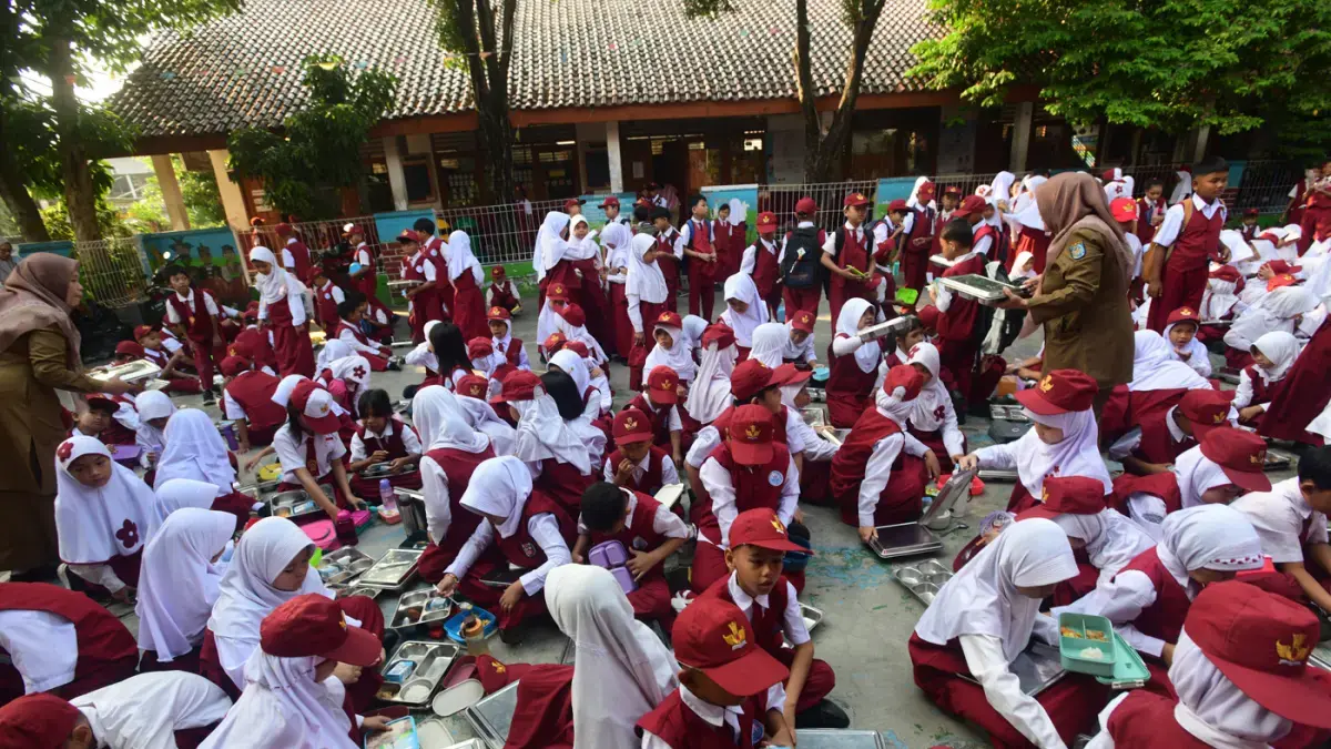 Guru Makan Bersama Siswa: Gatekeeper Baru Keamanan Pangan Sekolah