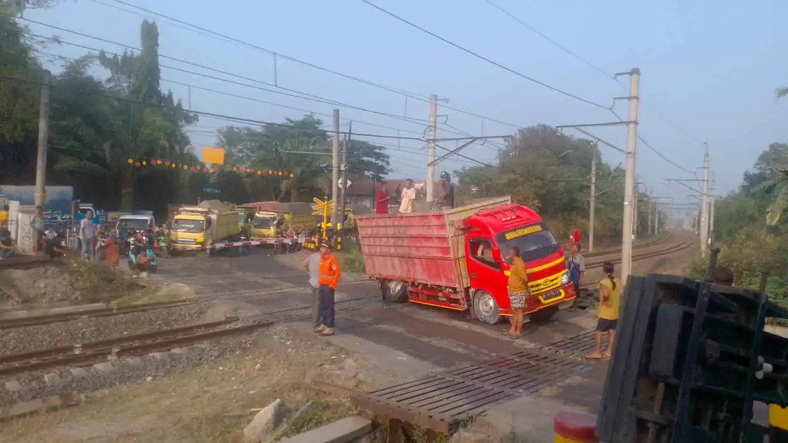 Truk Terguling Tunda 11 Kereta: Alarm untuk Kendaraan Laik Jalan di Perlintasan
