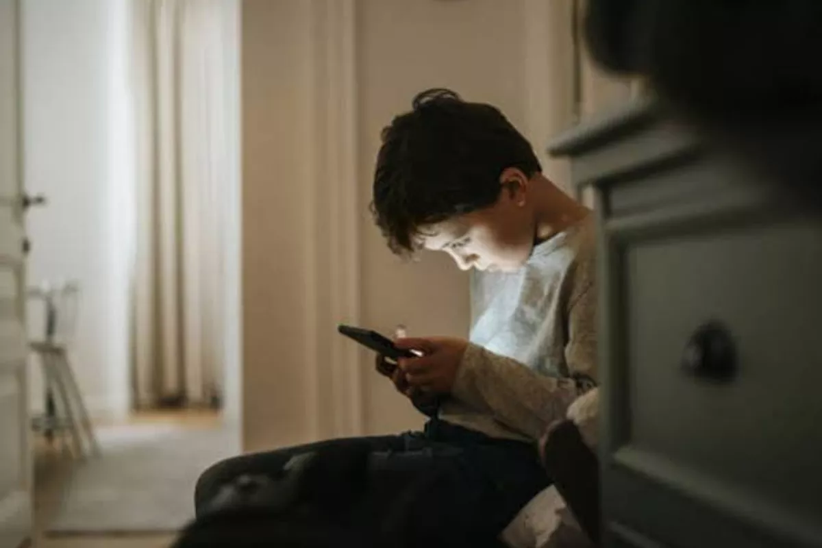 Anak Habiskan 5–7 Jam di Layar: Saatnya Disiplin Digital di Rumah