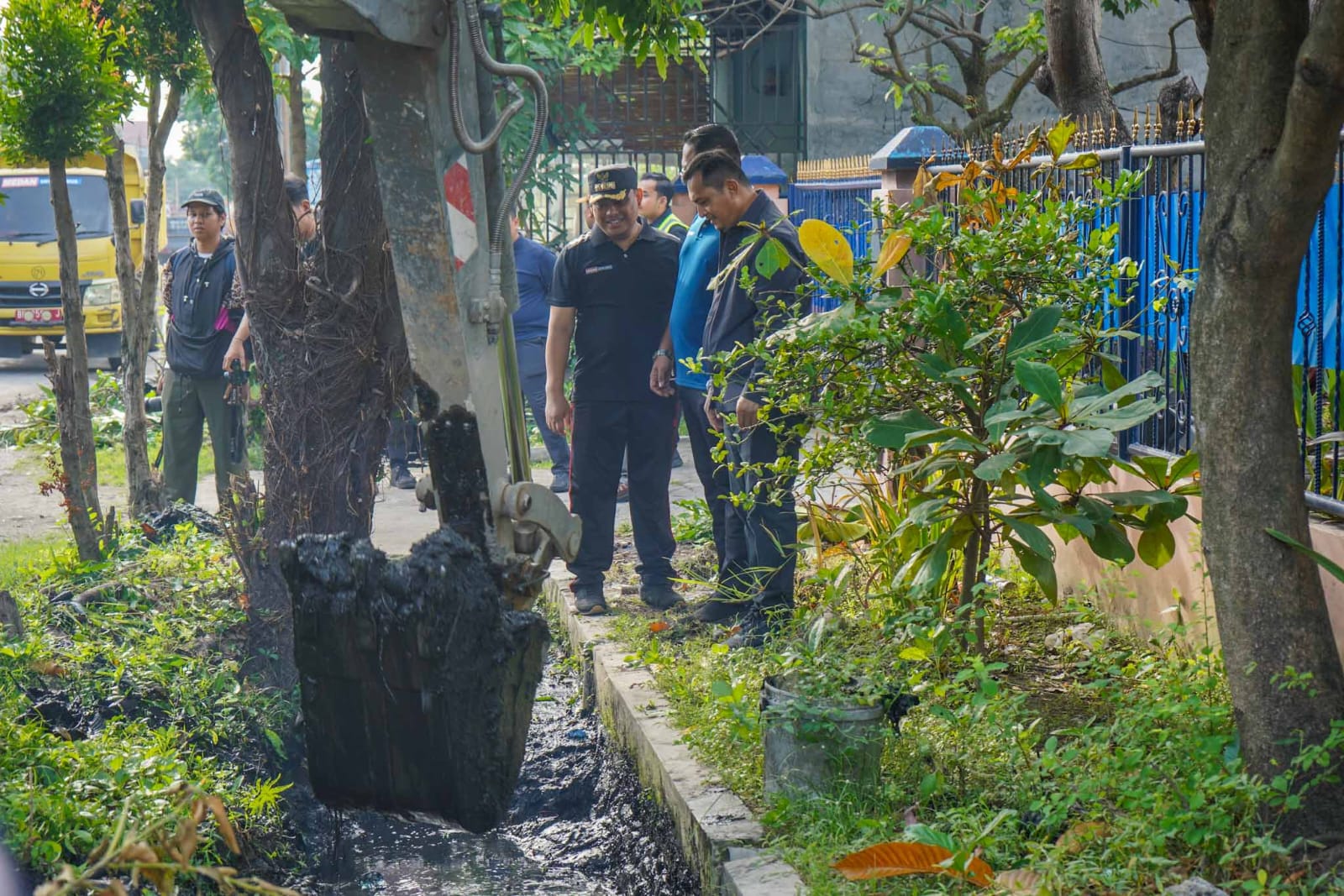 Wali Kota Medan Pimpin Gotong Royong Normalisasi Parit Jalan Taduan
