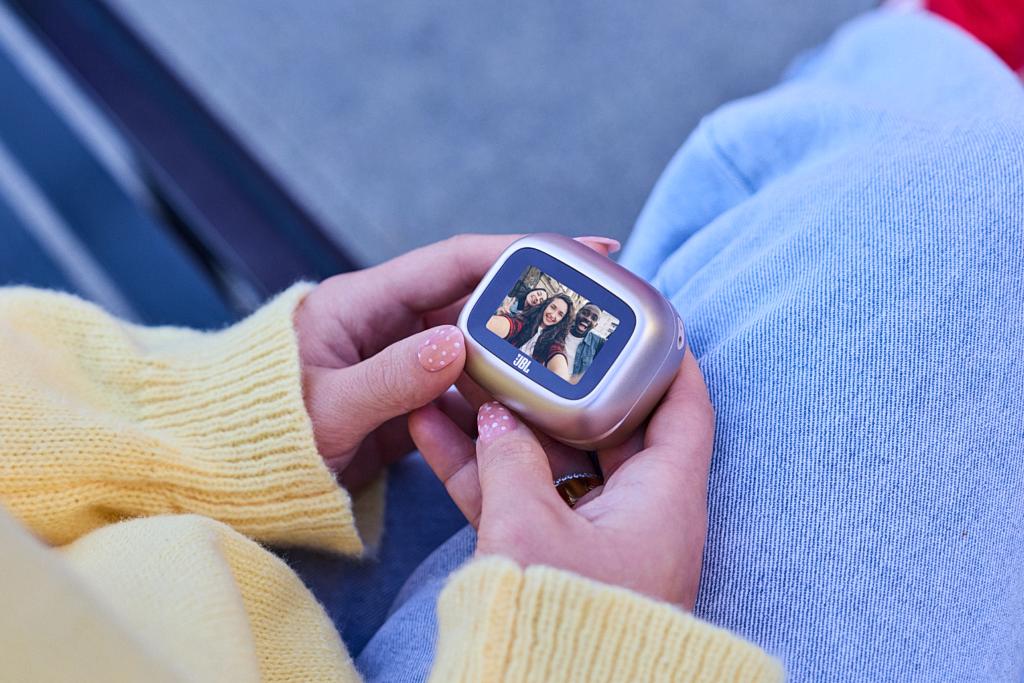 JBL Live Buds 4 dan Live Beam 4: TWS Premium dengan Case Layar Sentuh